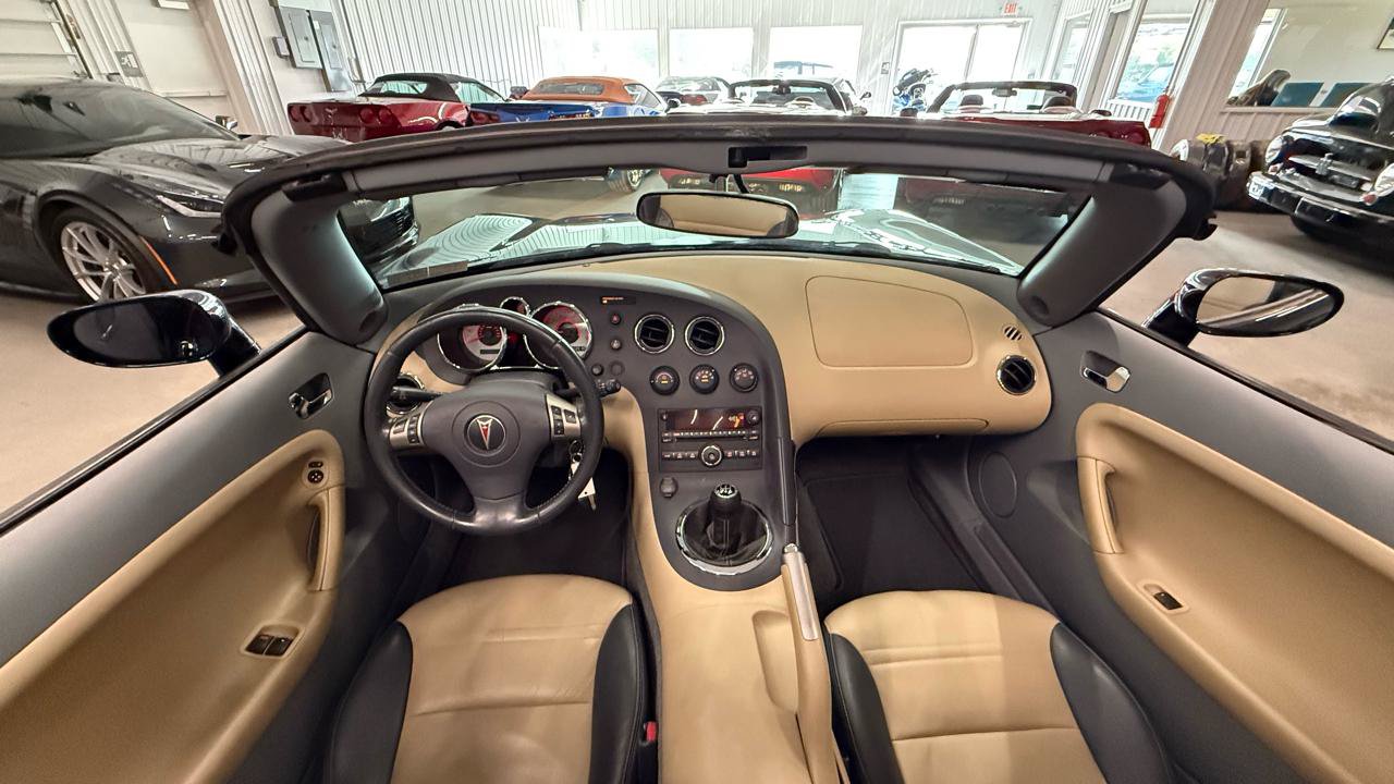 Used 2006 Pontiac Solstice Convertible w/ Premium Package RWD image 25