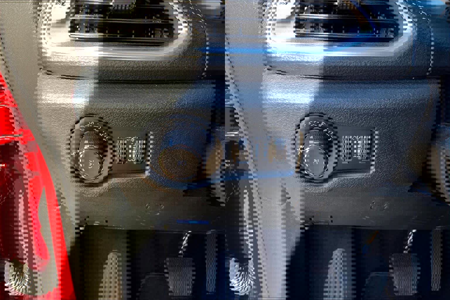 Used 2025 Chrysler Pacifica Limited image 30