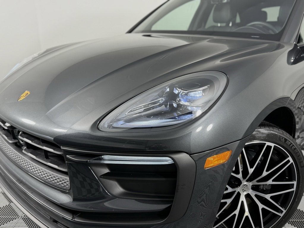 Certified 2025 Porsche Macan image 11
