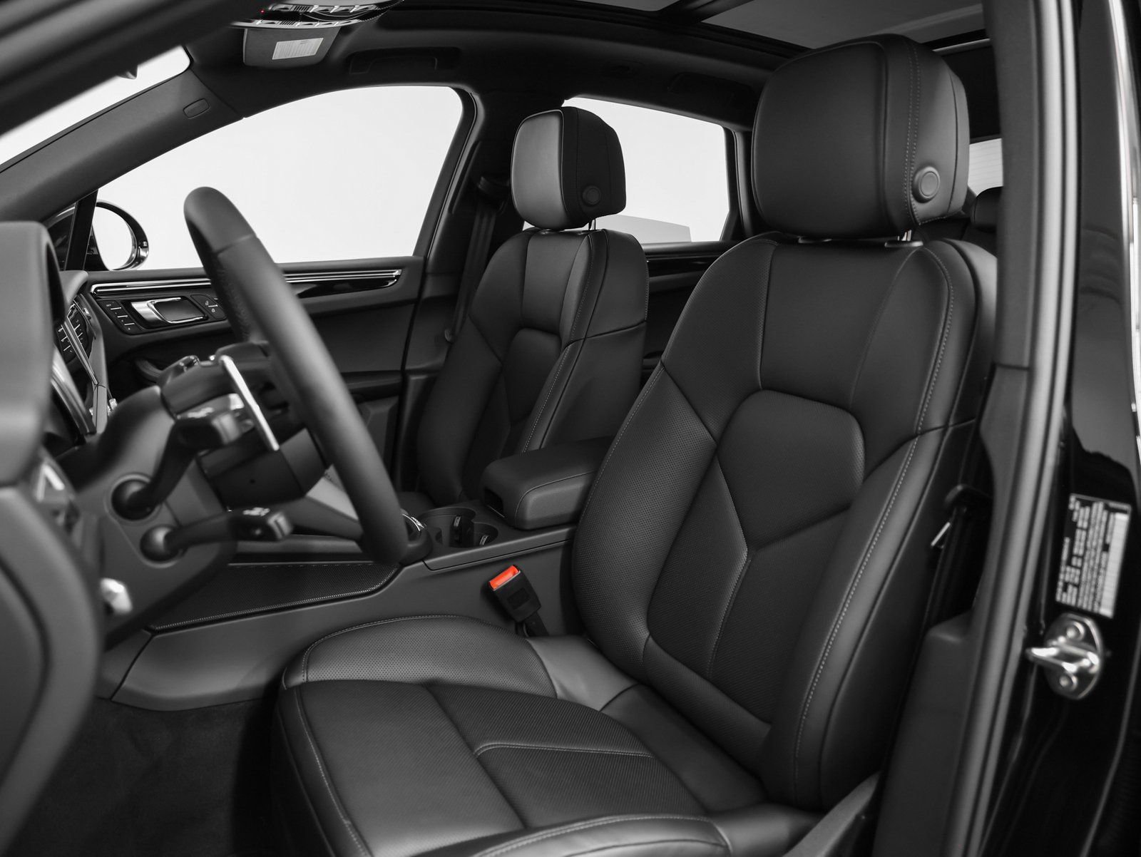 Certified 2025 Porsche Macan image 40