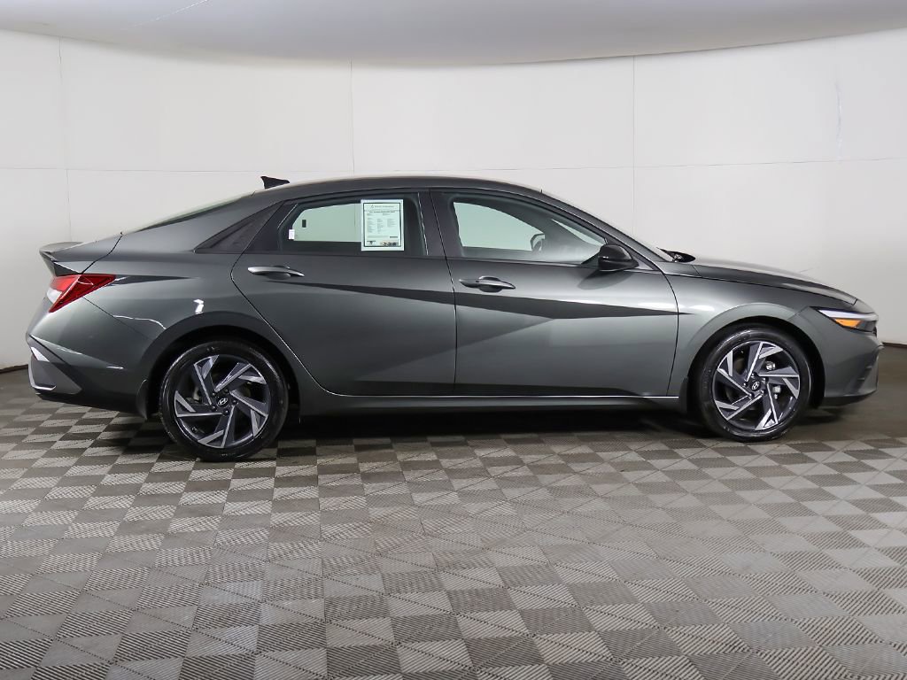 Used 2025 Hyundai Elantra Sport FWD image 17