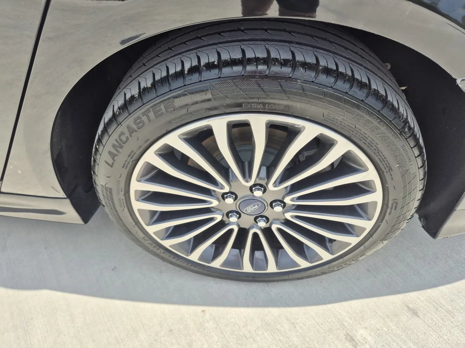 Used 2018 Ford Fusion SE w/ Fusion SE Technology Package FWD image 9