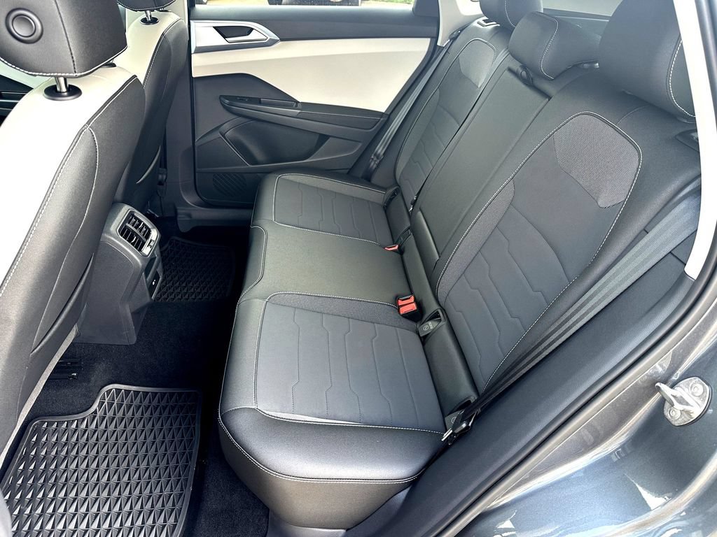 Used 2025 Volkswagen Taos SE FWD image 25