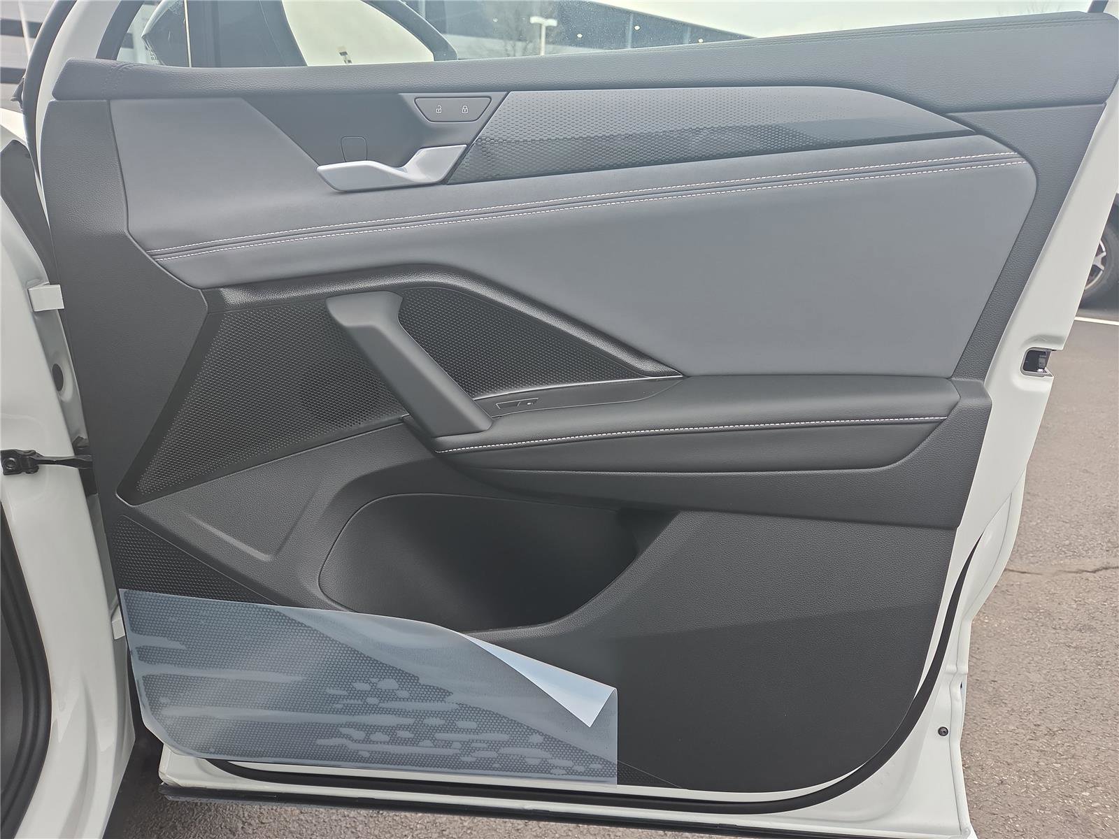 New 2026 Volkswagen Tiguan SE R-Line image 28