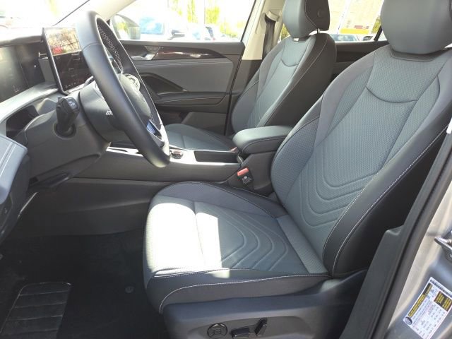 Used 2025 Volkswagen Tiguan SE AWD/4WD image 9