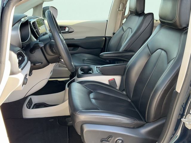 Used 2023 Chrysler Pacifica Touring-L image 12