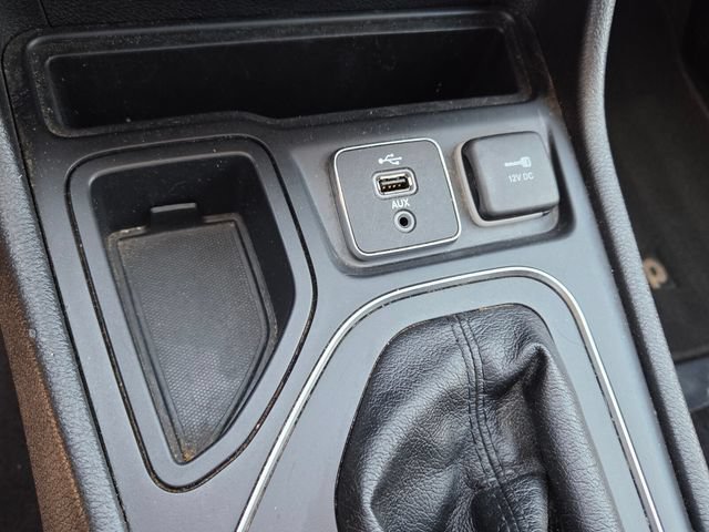 Used 2019 Jeep Cherokee Latitude Plus w/ Comfort/Convenience Group FWD image 22