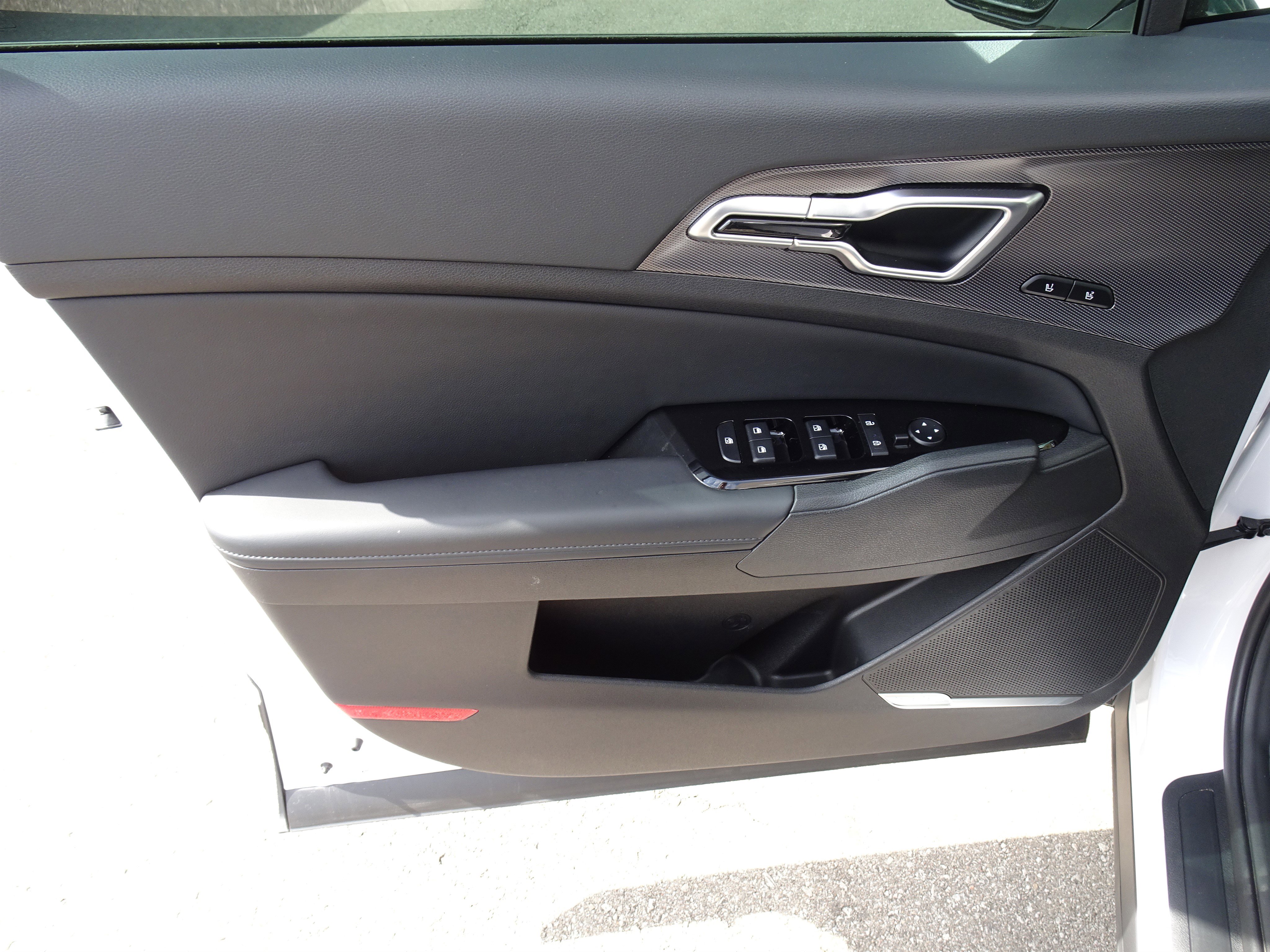 Used 2025 Kia Sportage SX image 14