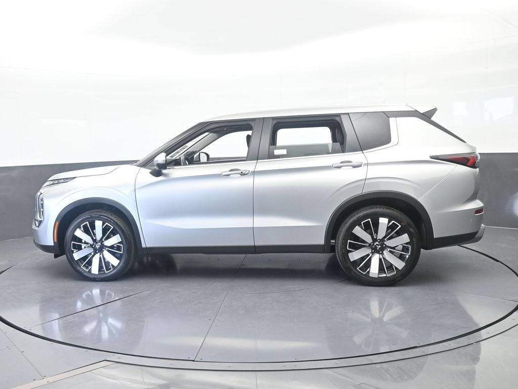 New 2026 Mitsubishi Outlander SE FWD image 3
