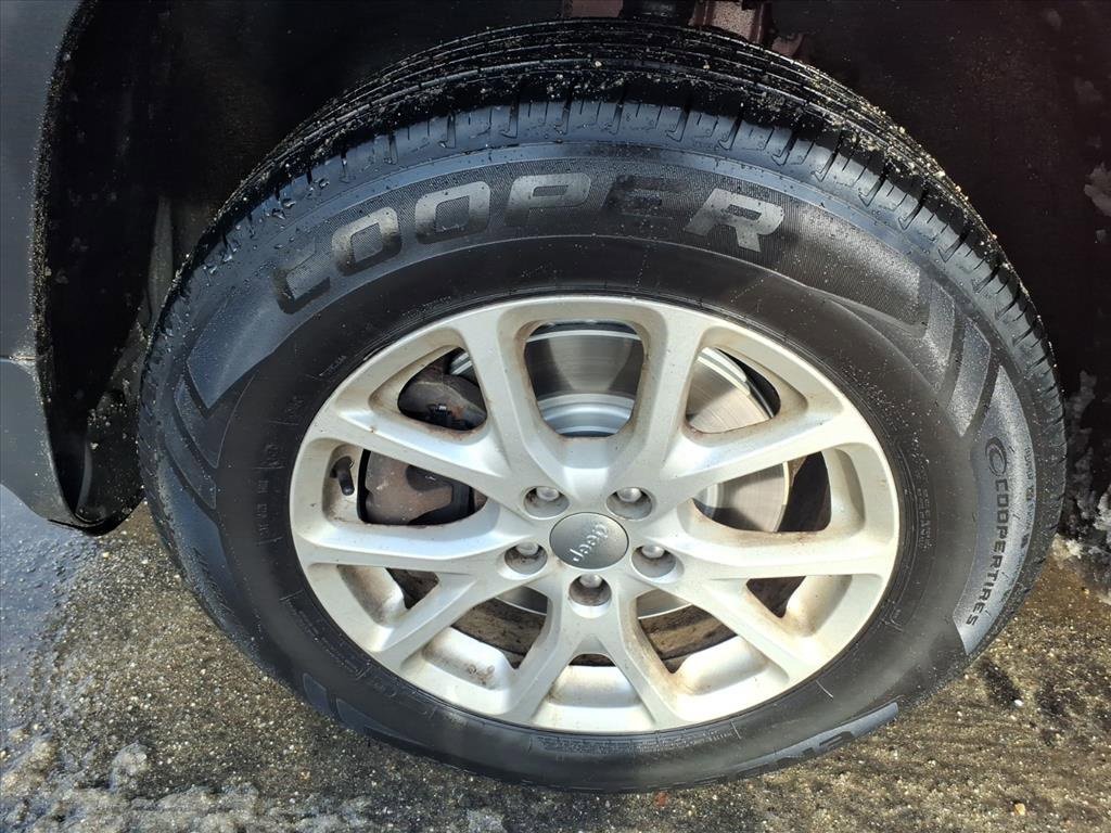 Used 2017 Jeep Cherokee Latitude w/ Safety/Convenience Group image 9