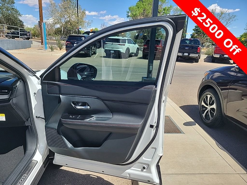 New 2025 Nissan Kicks SR w/ SR Premium Package FWD image 17