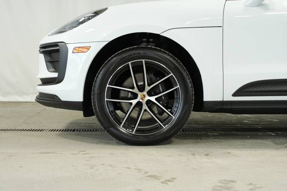 Certified 2025 Porsche Macan AWD/4WD image 41