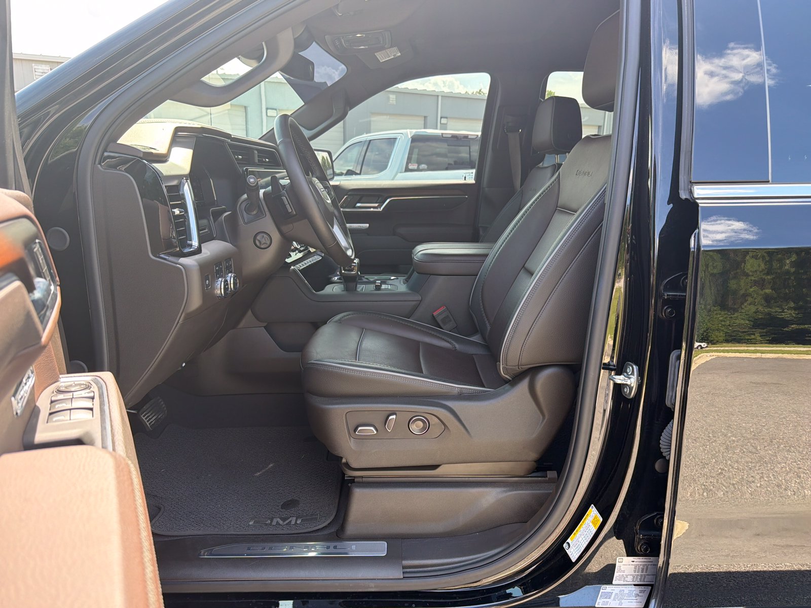 Used 2025 GMC Sierra 1500 Denali AWD/4WD image 14
