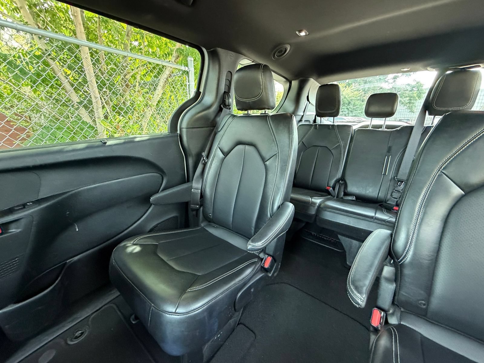 Used 2025 Chrysler Pacifica Select FWD image 41