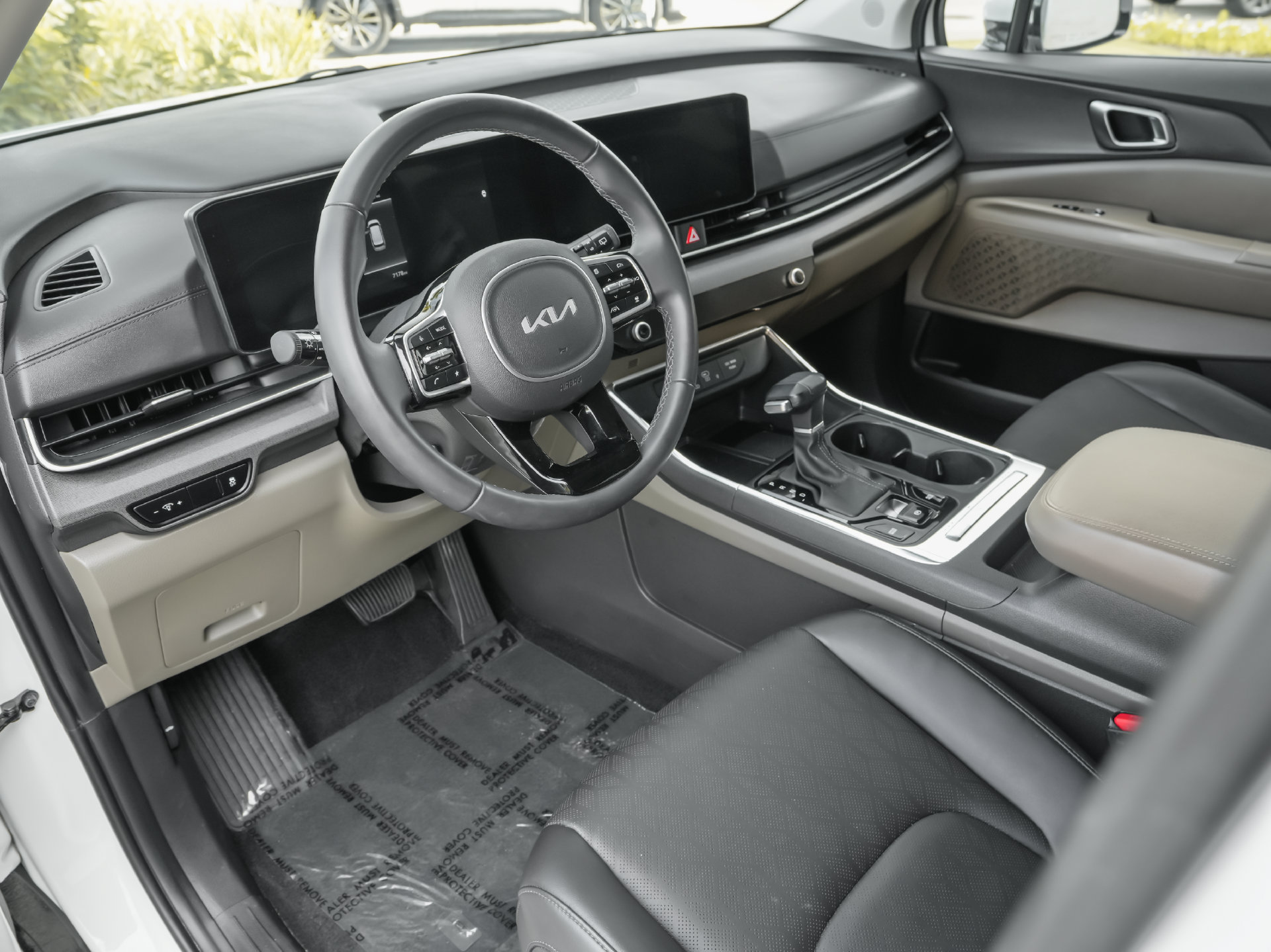 Used 2026 Kia Carnival EX FWD image 2