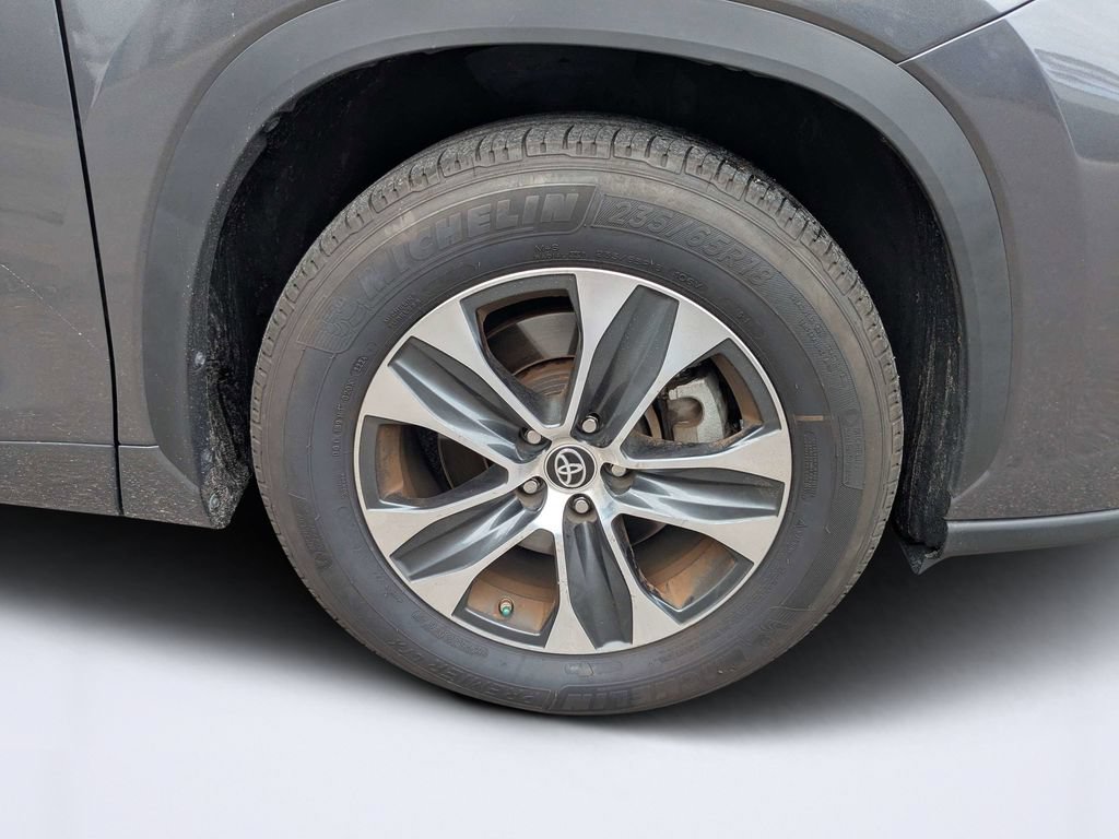 Used 2022 Toyota Highlander XLE FWD image 11