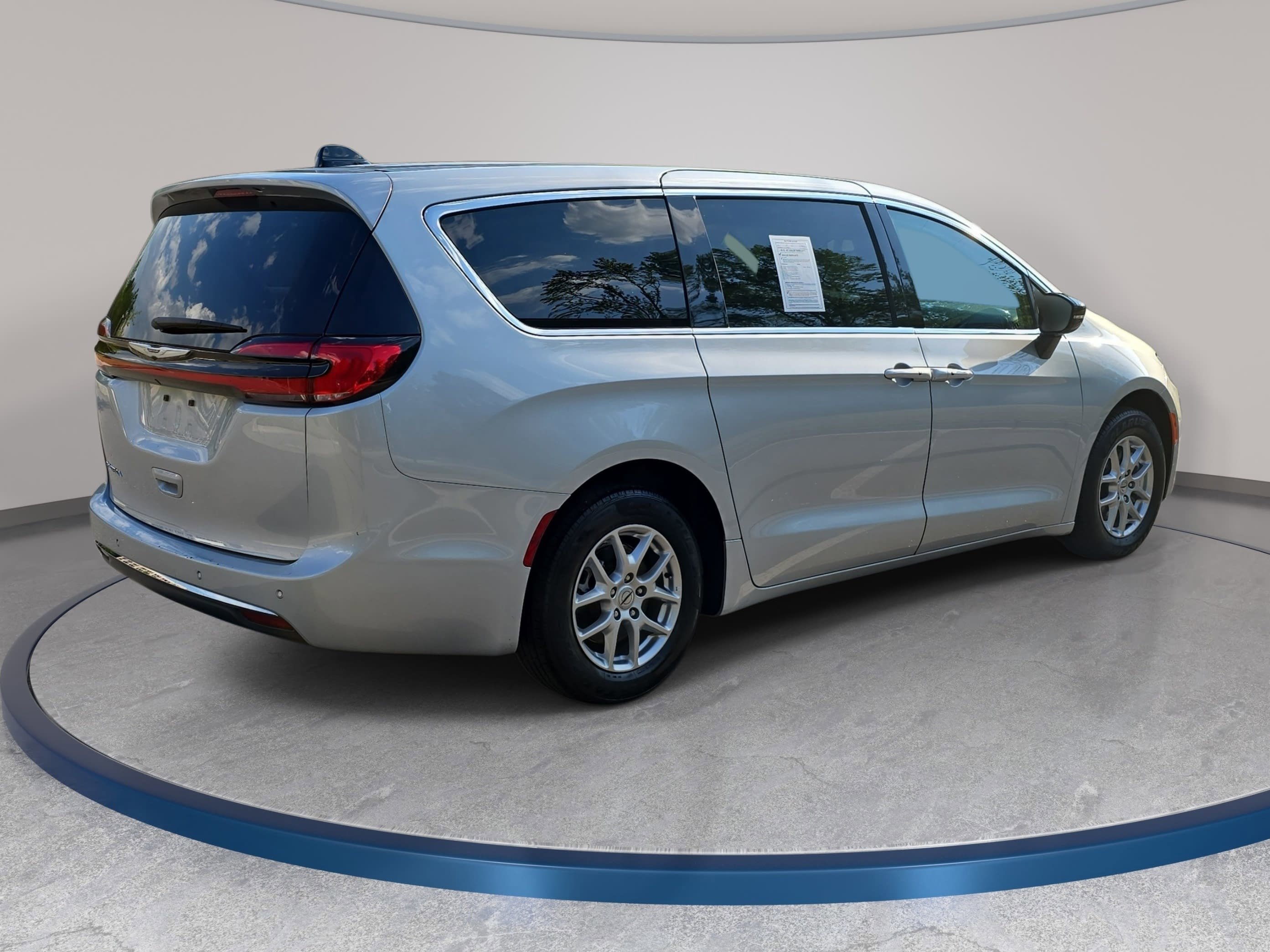Used 2024 Chrysler Pacifica Touring-L image 5