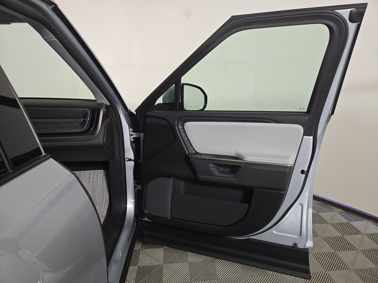 Used 2025 Rivian R1S Adventure AWD/4WD image 18