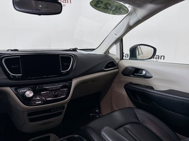 Used 2023 Chrysler Pacifica Touring-L image 21