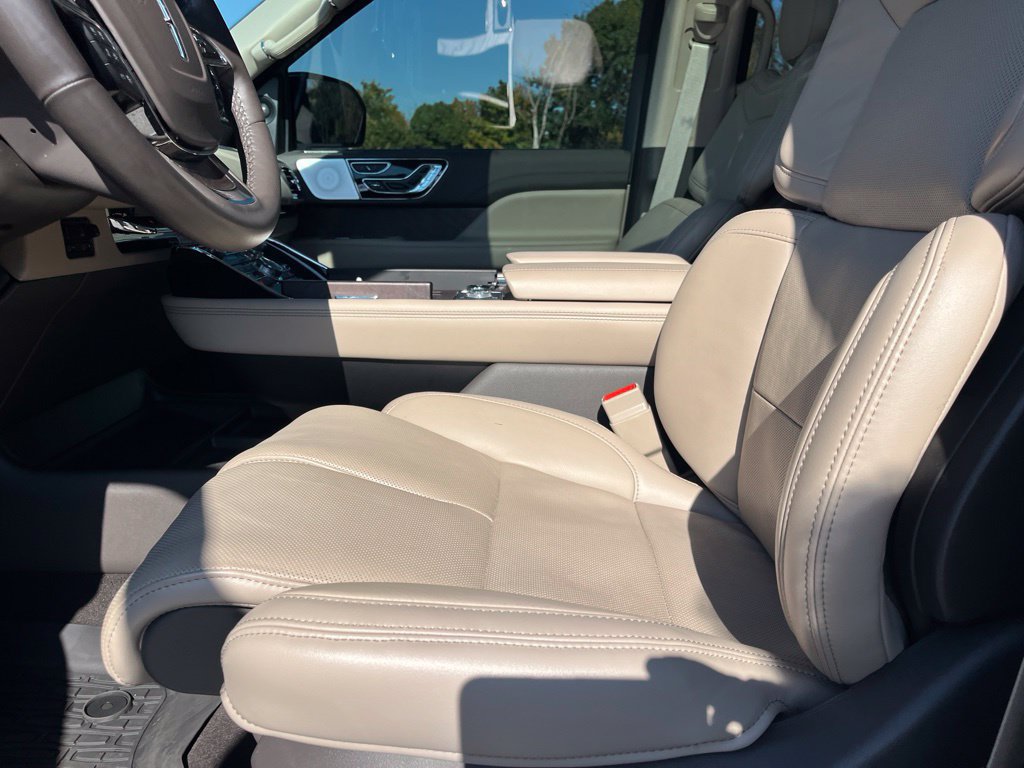 Used 2024 Lincoln Navigator L Reserve AWD/4WD image 7