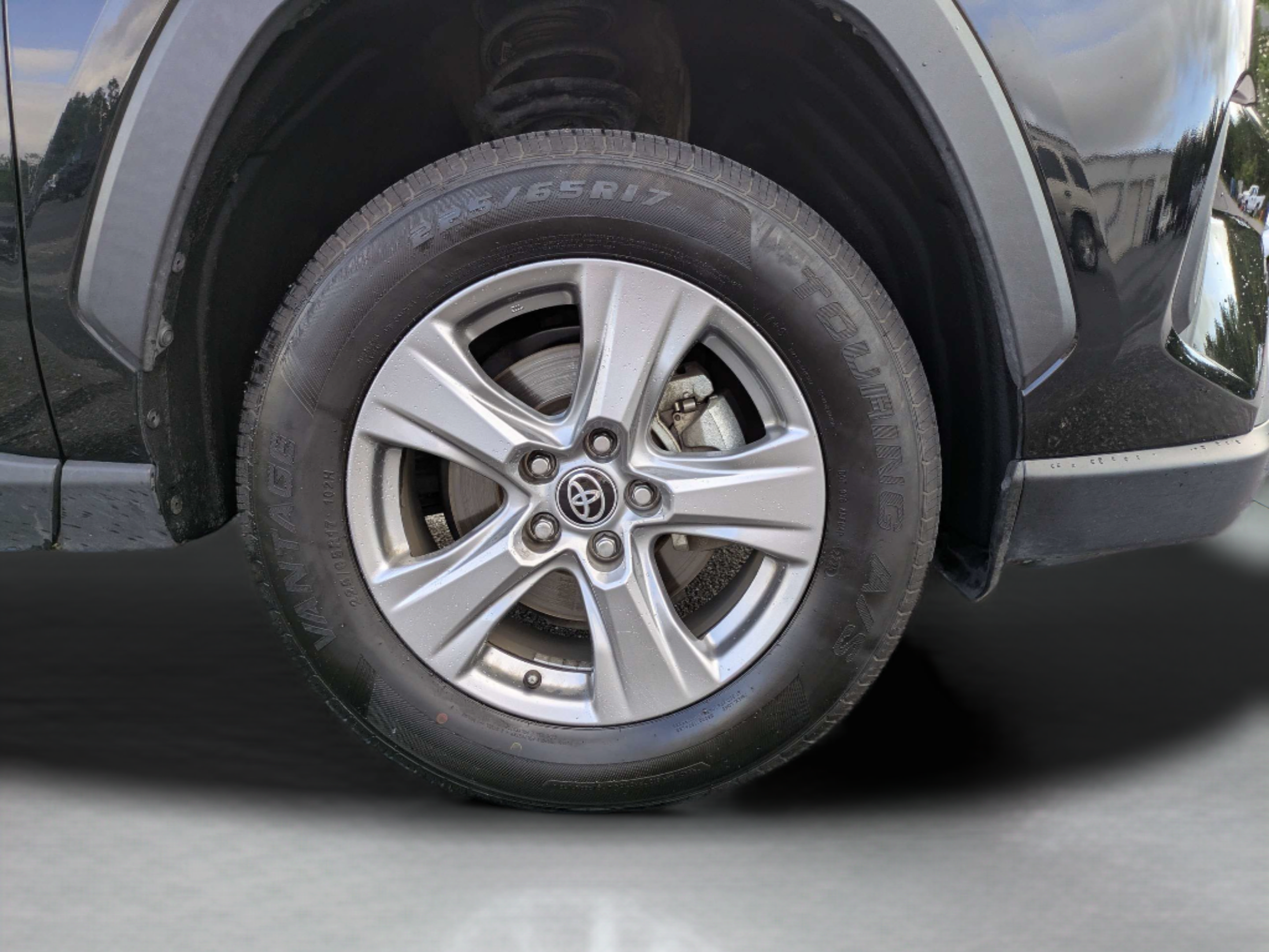 Used 2024 Toyota RAV4 XLE FWD image 29