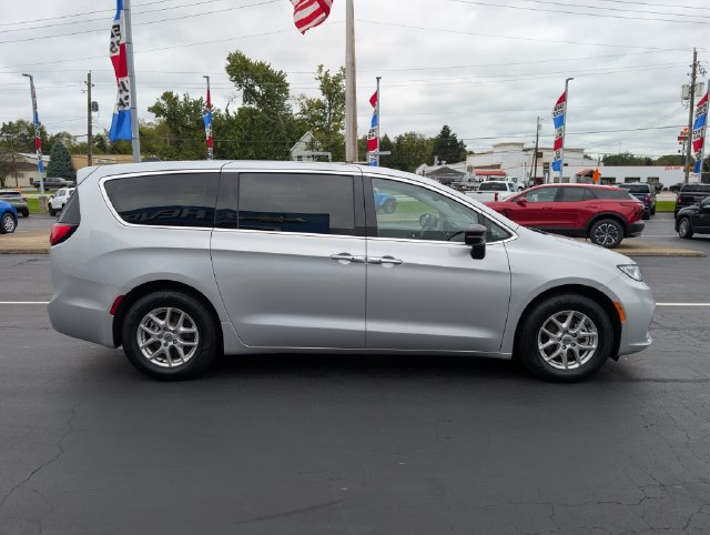 Used 2024 Chrysler Pacifica Touring-L FWD image 6