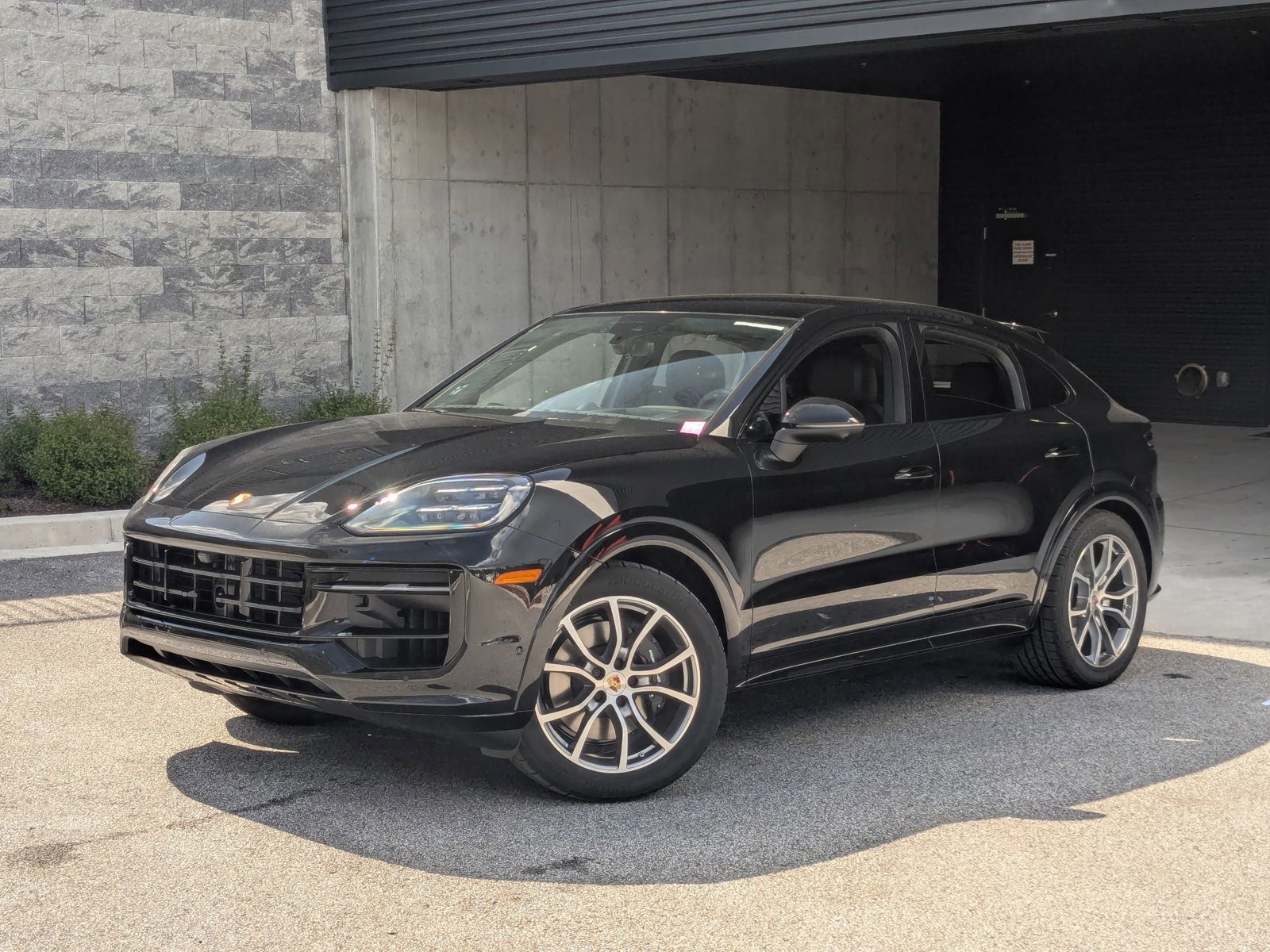 Certified 2025 Porsche Cayenne Coupe AWD/4WD image 1