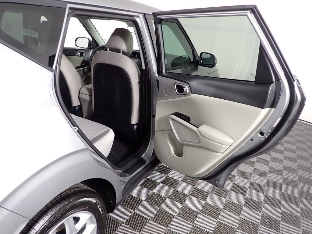 Used 2025 Kia Soul LX w/ LX Technology Package FWD image 39