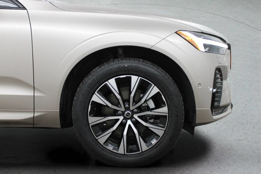 Used 2025 Volvo XC60 B5 Plus w/ Protection Package Premier AWD/4WD image 14