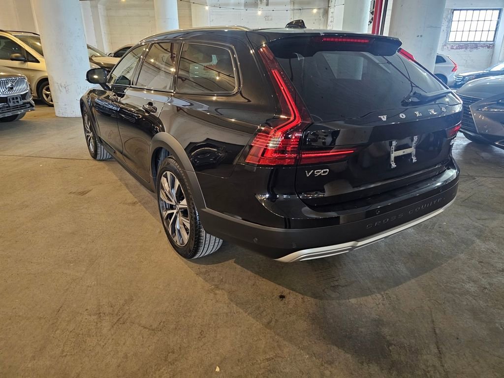 Certified 2025 Volvo V90 B6 Cross Country Plus image 2