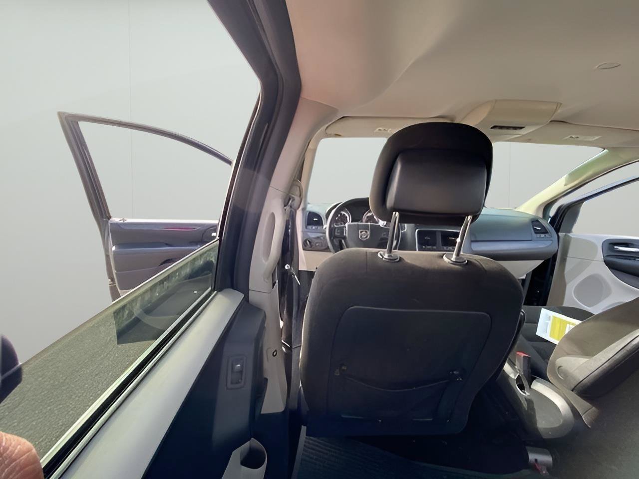 Used 2016 Dodge Grand Caravan SXT FWD image 40