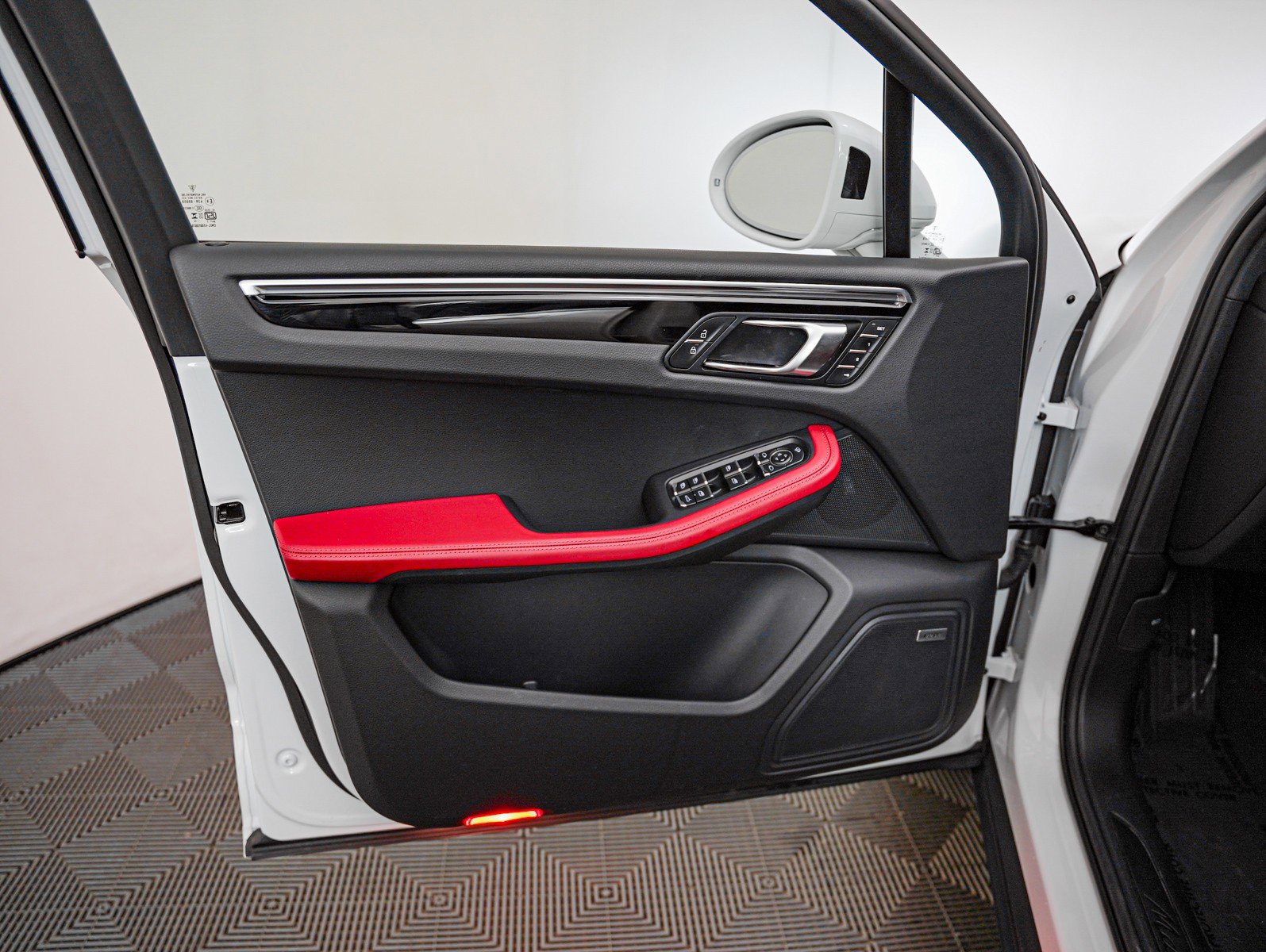 Certified 2024 Porsche Macan image 26