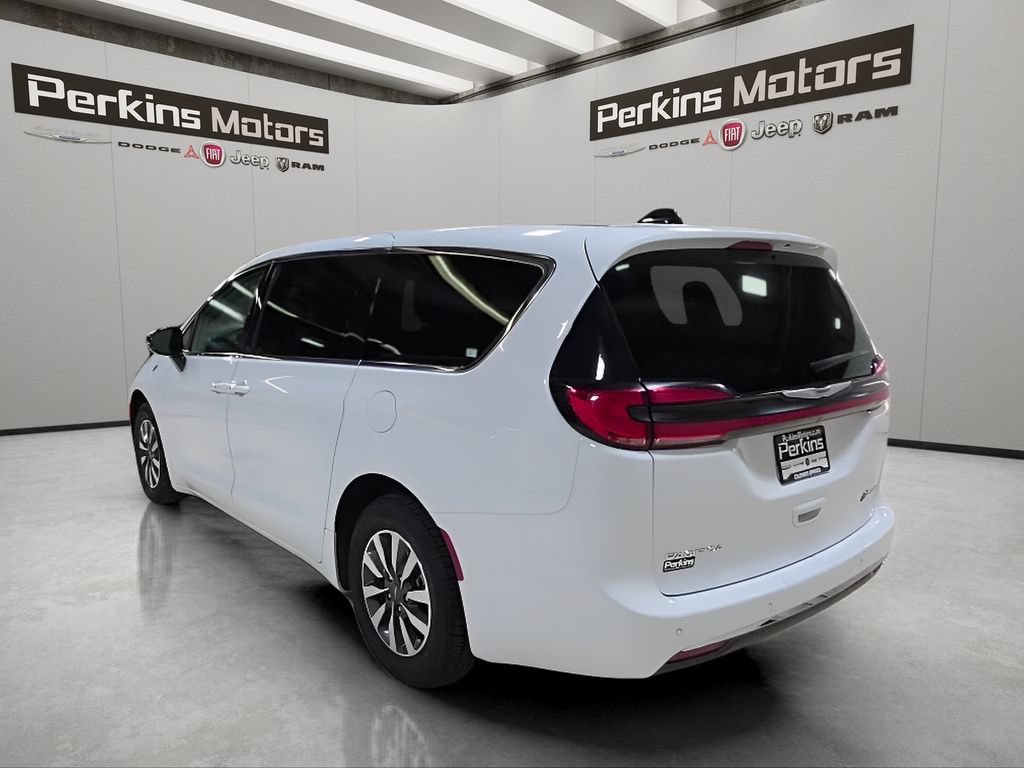 Used 2024 Chrysler Pacifica Limited FWD image 3