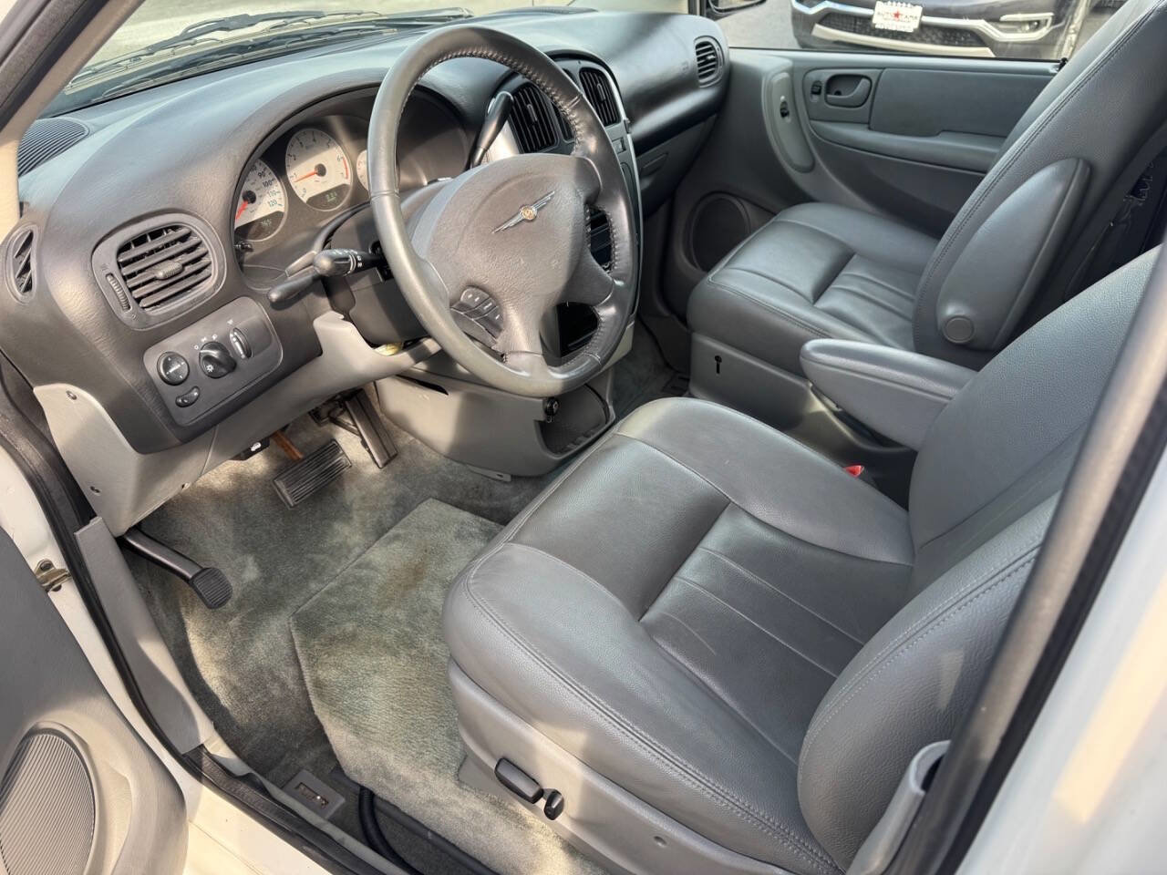 Used 2005 Chrysler Town & Country Touring w/ Leather Interior Group image 7
