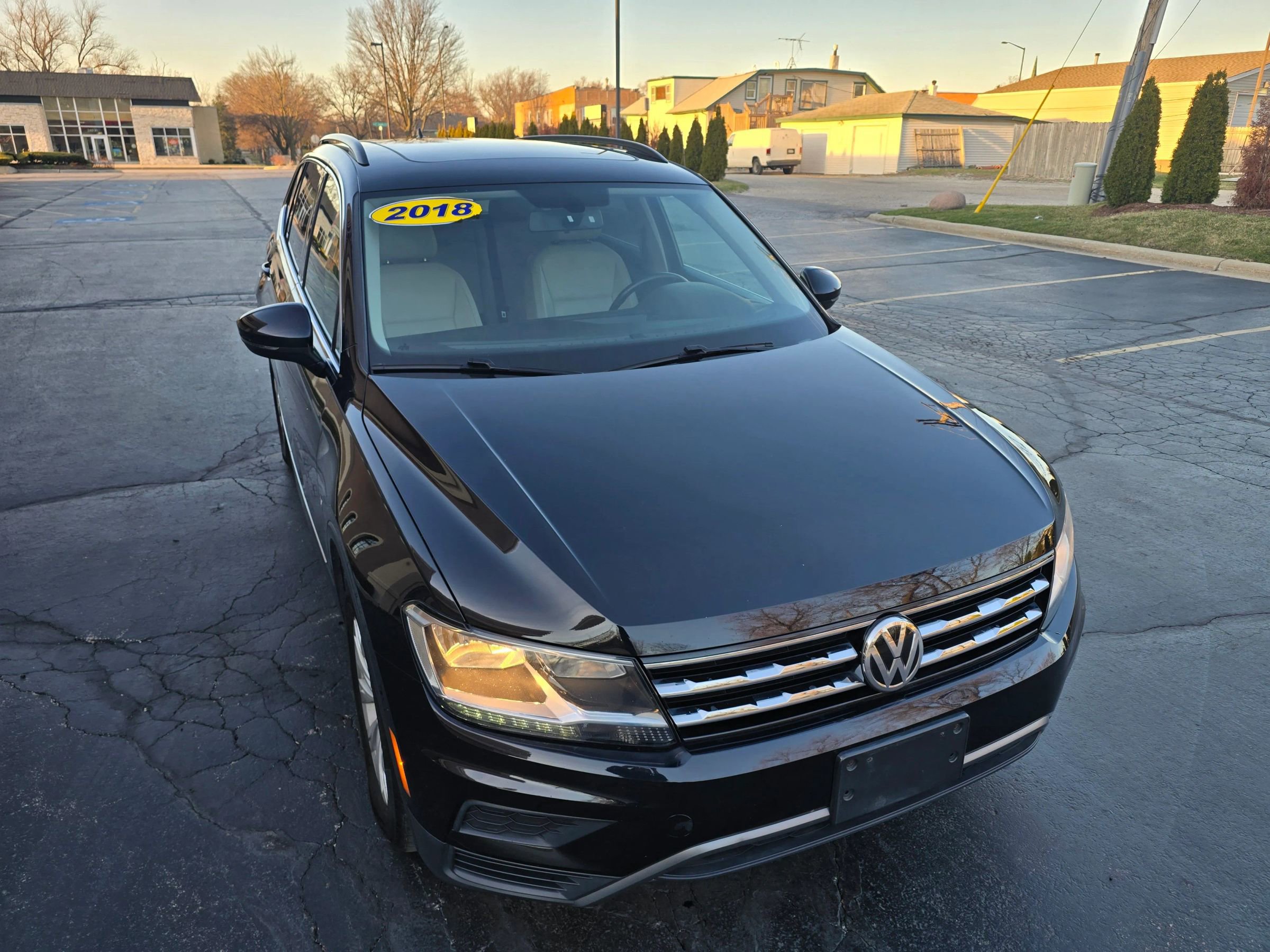 Used 2018 Volkswagen Tiguan SE w/ Panoramic Sunroof Package image 3