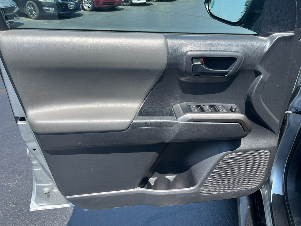 Used 2022 Toyota Tacoma SR5 AWD/4WD image 9