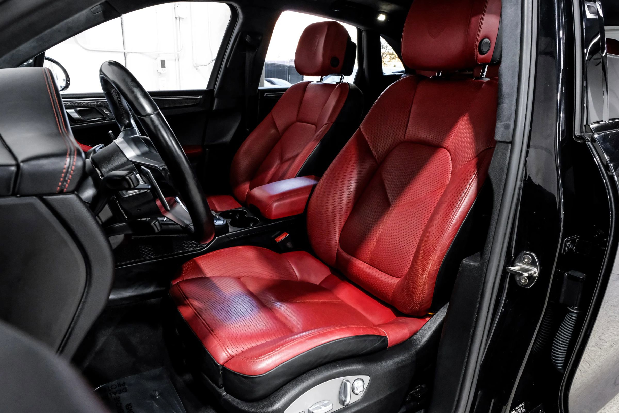 Used 2017 Porsche Macan Turbo image 34