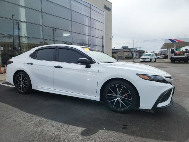 Used 2022 Toyota Camry SE w/ Cold Weather Package image 4