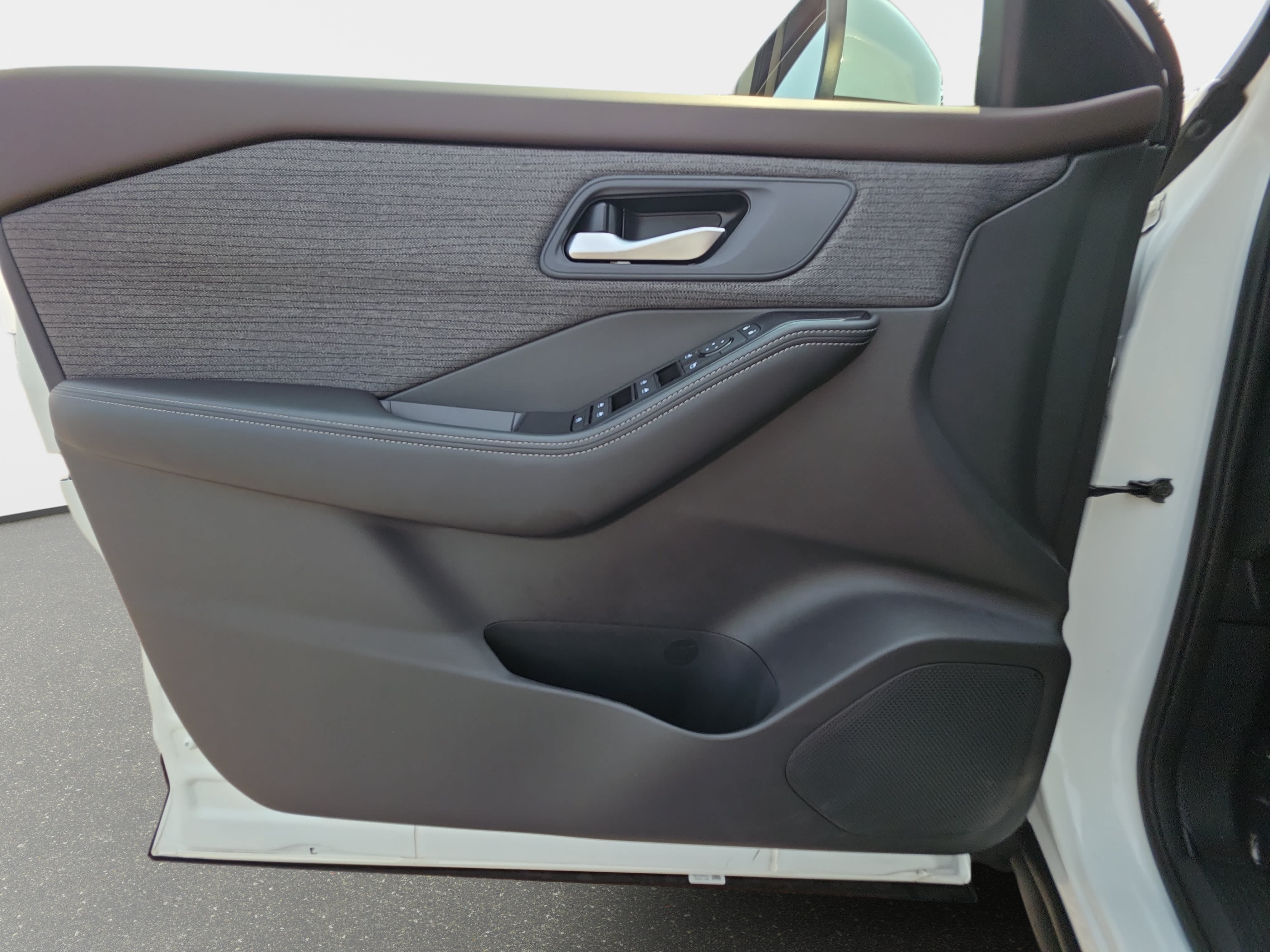 Used 2023 Nissan Rogue SV FWD image 25