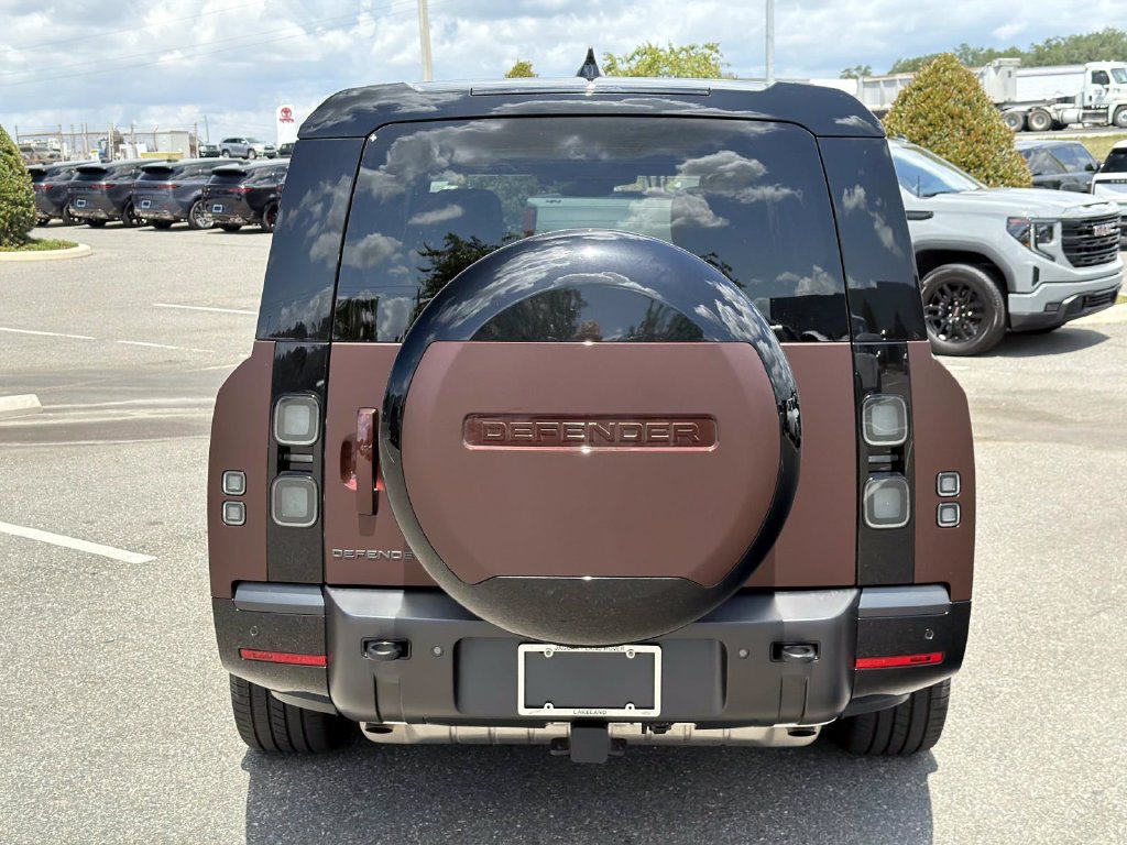 Used 2026 Land Rover Defender 130 X-Dynamic SE AWD/4WD image 4