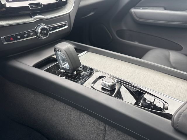 Used 2025 Volvo XC60 B5 Plus image 33