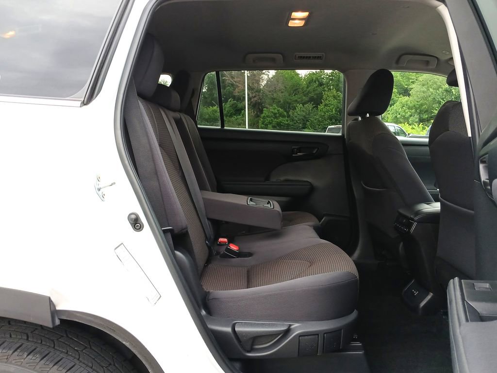 Used 2024 Toyota Highlander LE FWD image 28