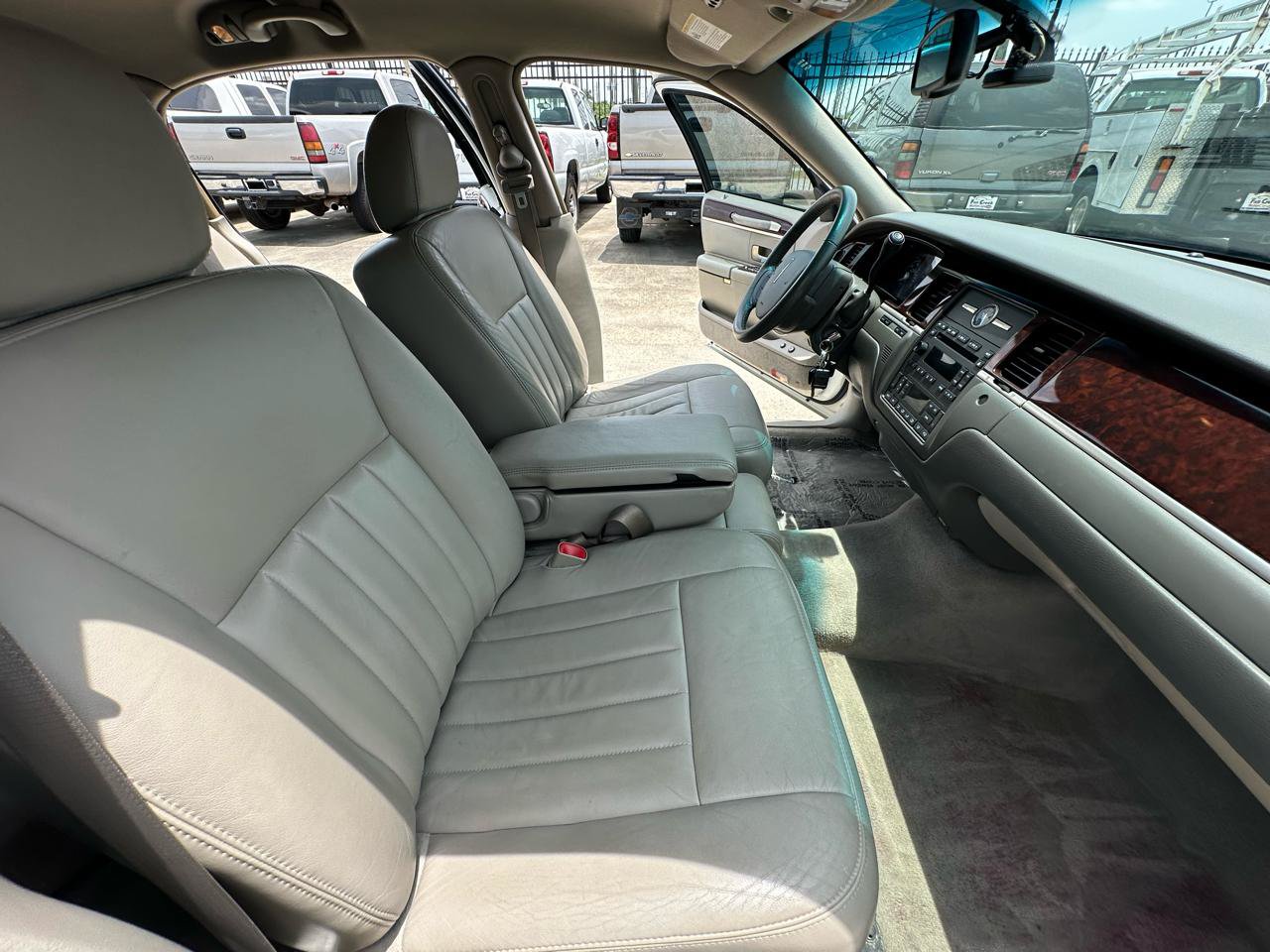 Used 2006 Lincoln Town Car Signature RWD image 37