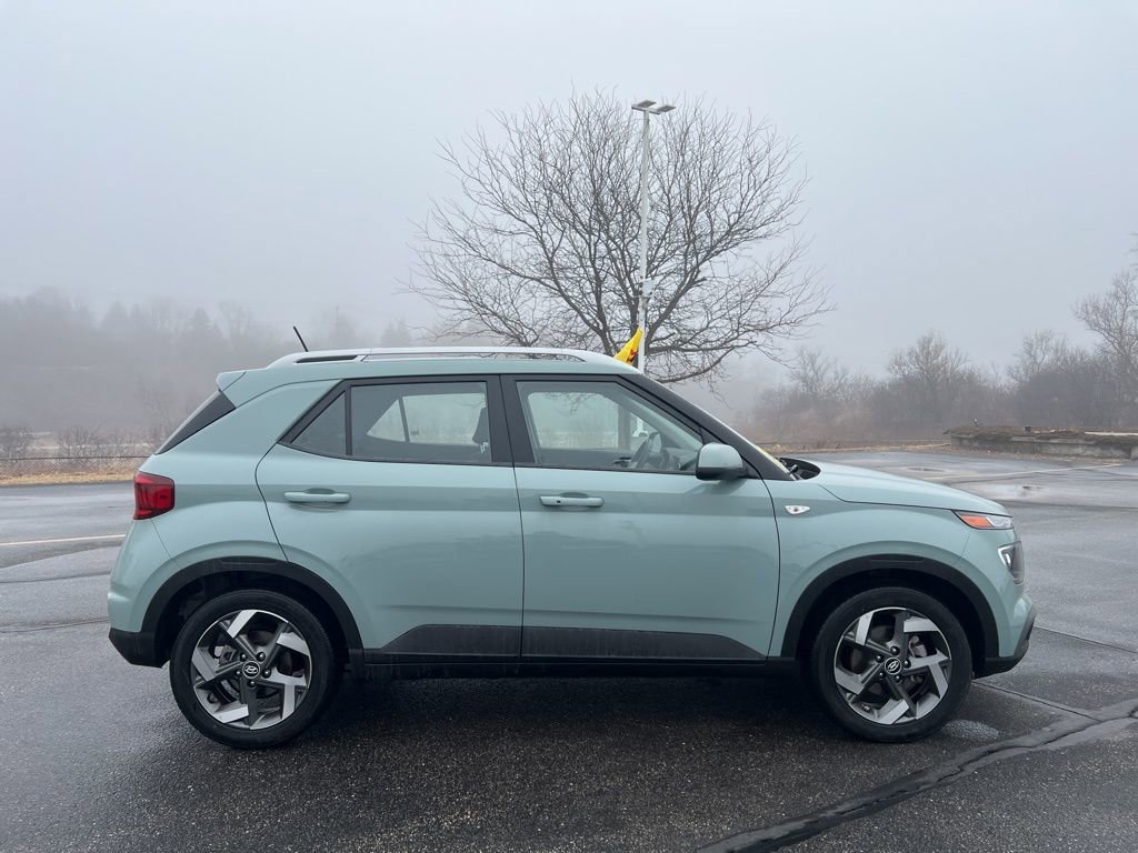 Used 2025 Hyundai Venue SEL image 3