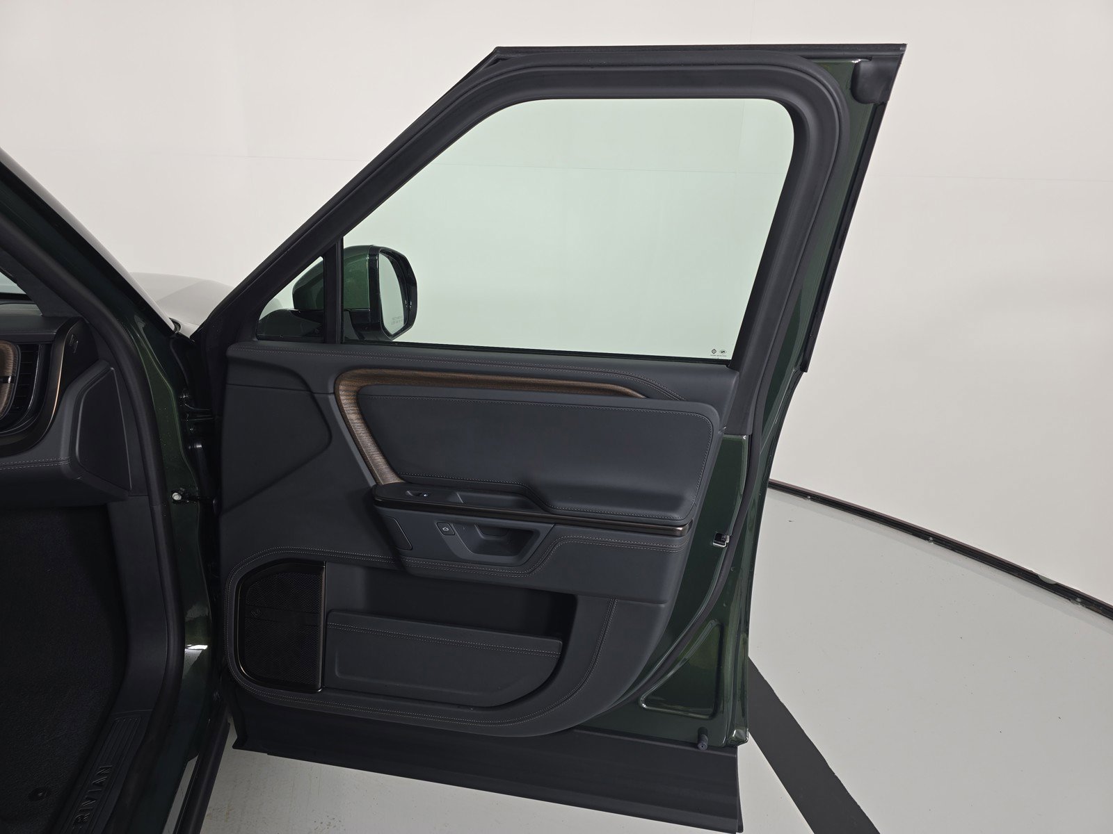 Used 2025 Rivian R1S Premium image 18