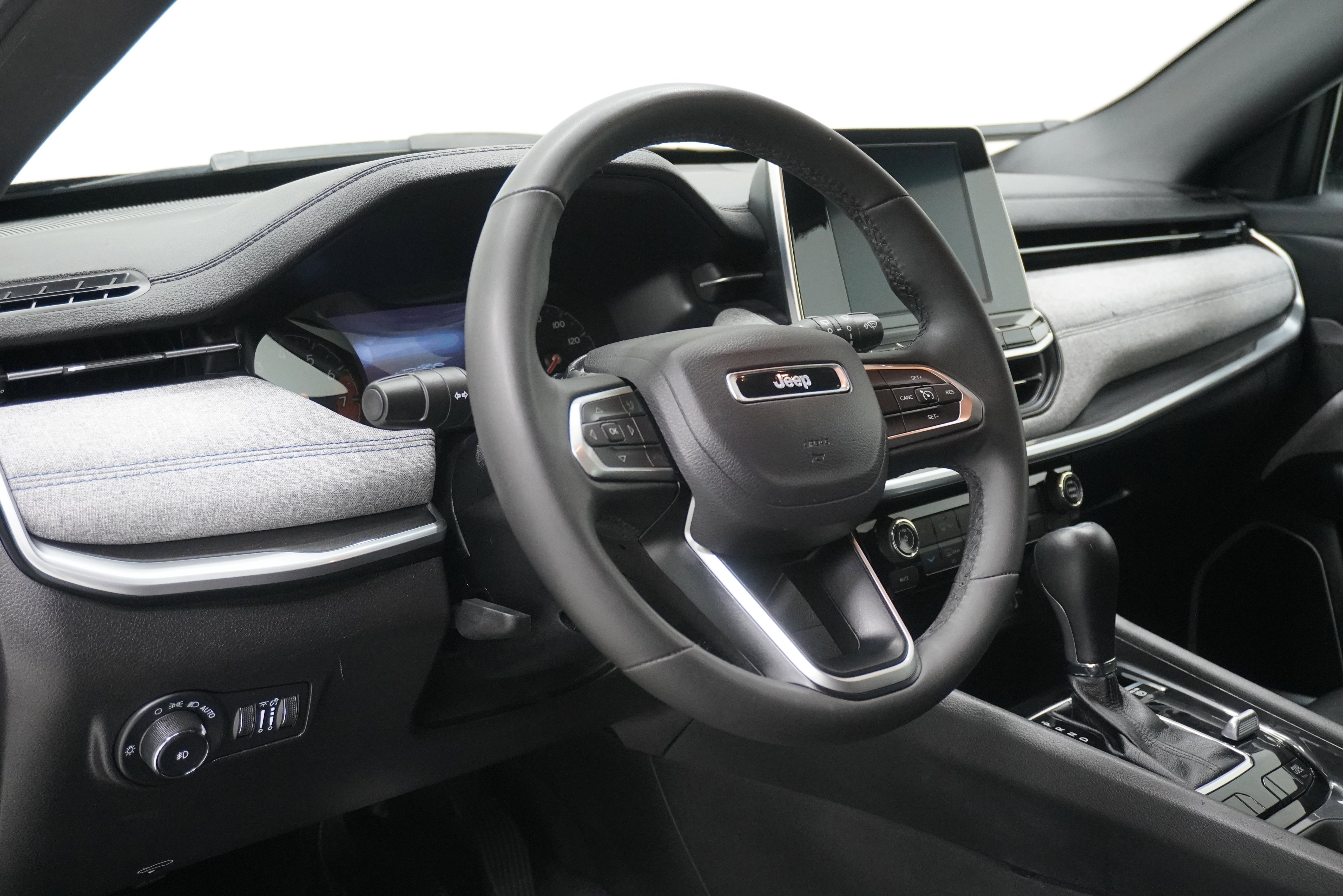 Used 2025 Jeep Compass Latitude image 9