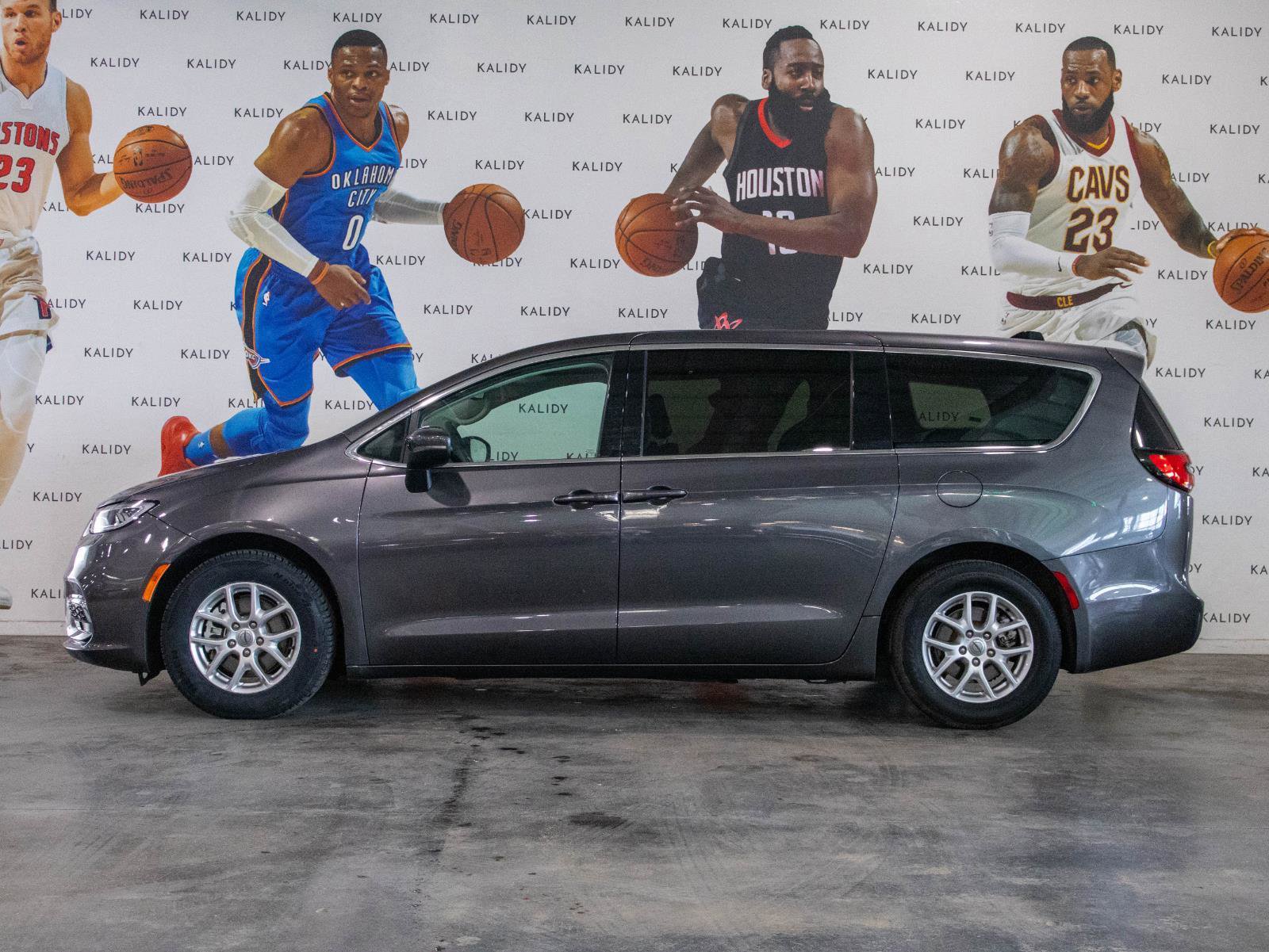 Used 2023 Chrysler Pacifica Touring-L FWD image 16