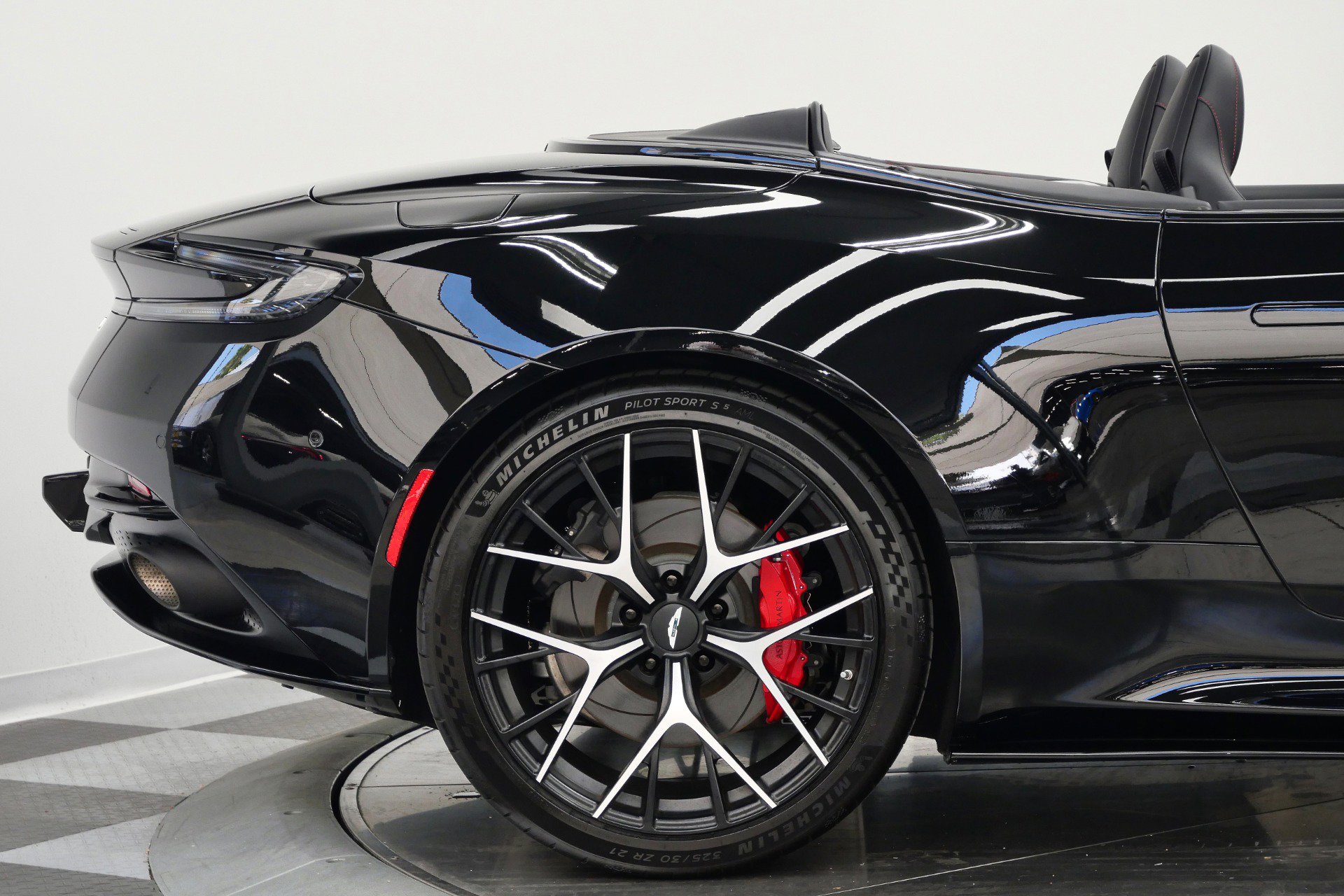 Used 2025 Aston Martin DB12 Convertible RWD image 51