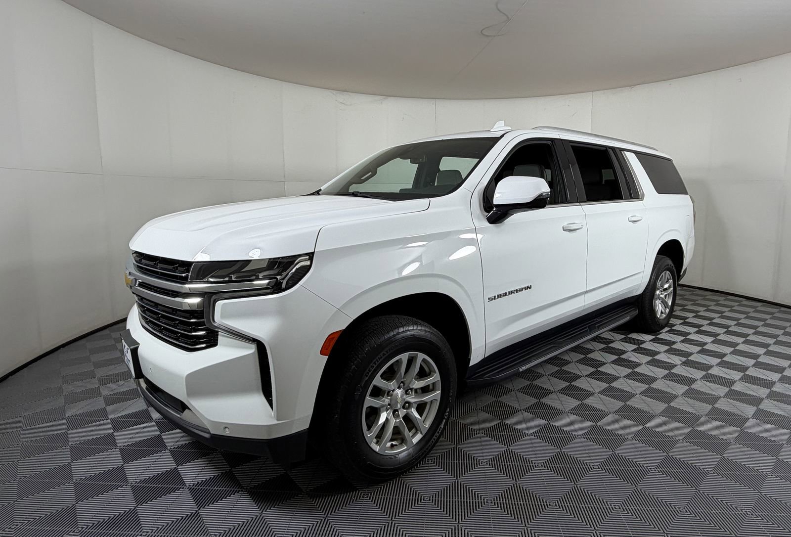 Used 2022 Chevrolet Suburban LT w/ Luxury Package AWD/4WD image 2