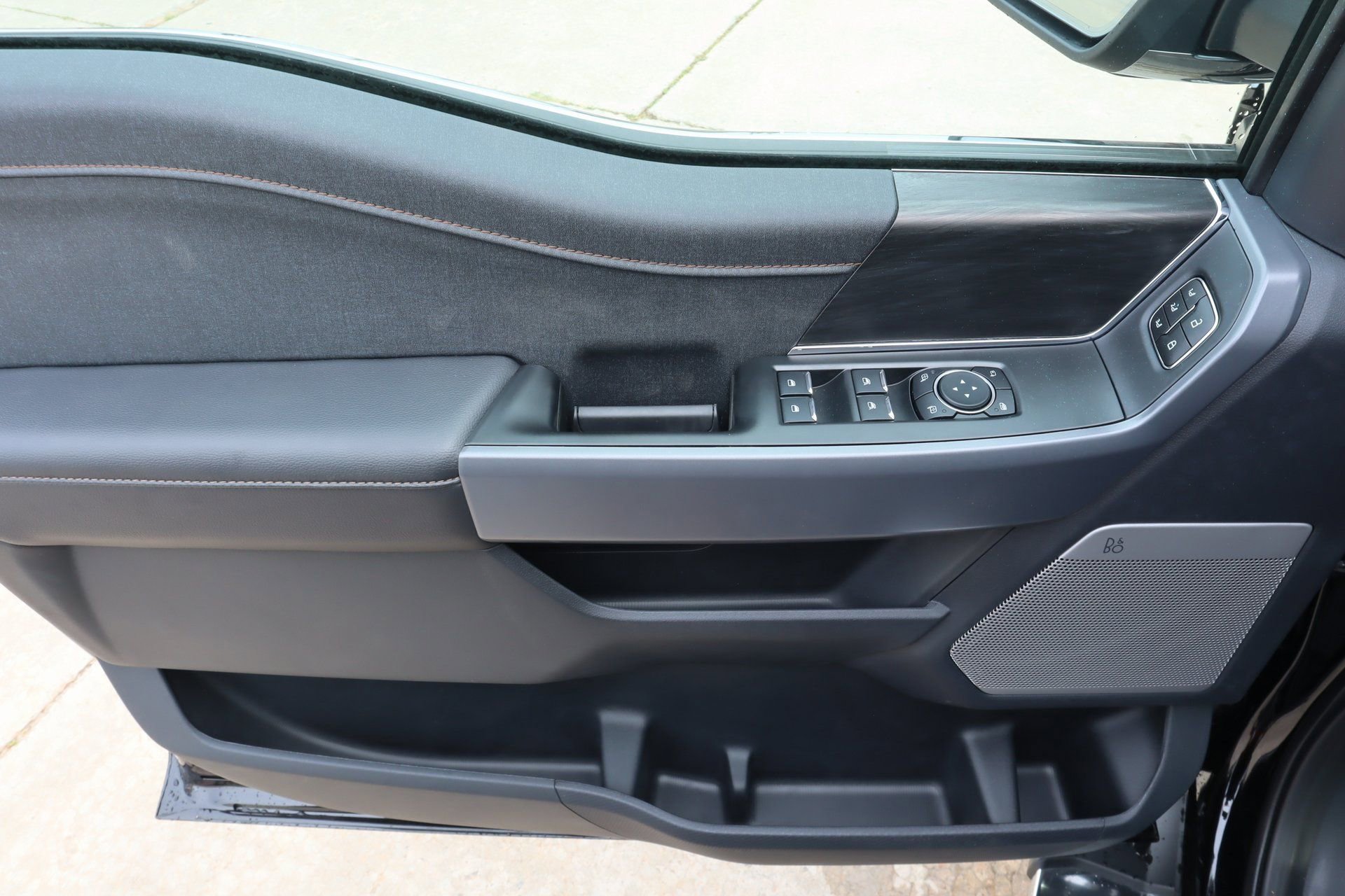 New 2025 Ford F150 Lariat w/ Equipment Group 501A Mid image 17